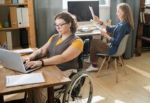 Praca i wsparcie dla osób z niepełnosprawnościami w firmach Praca i wsparcie dla osób z niepełnosprawnościami w firmach