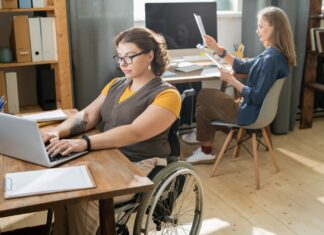 Praca i wsparcie dla osób z niepełnosprawnościami w firmach