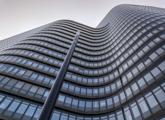 Czy balustrady szklane w 2026 roku to jeszcze trend, czy już standard